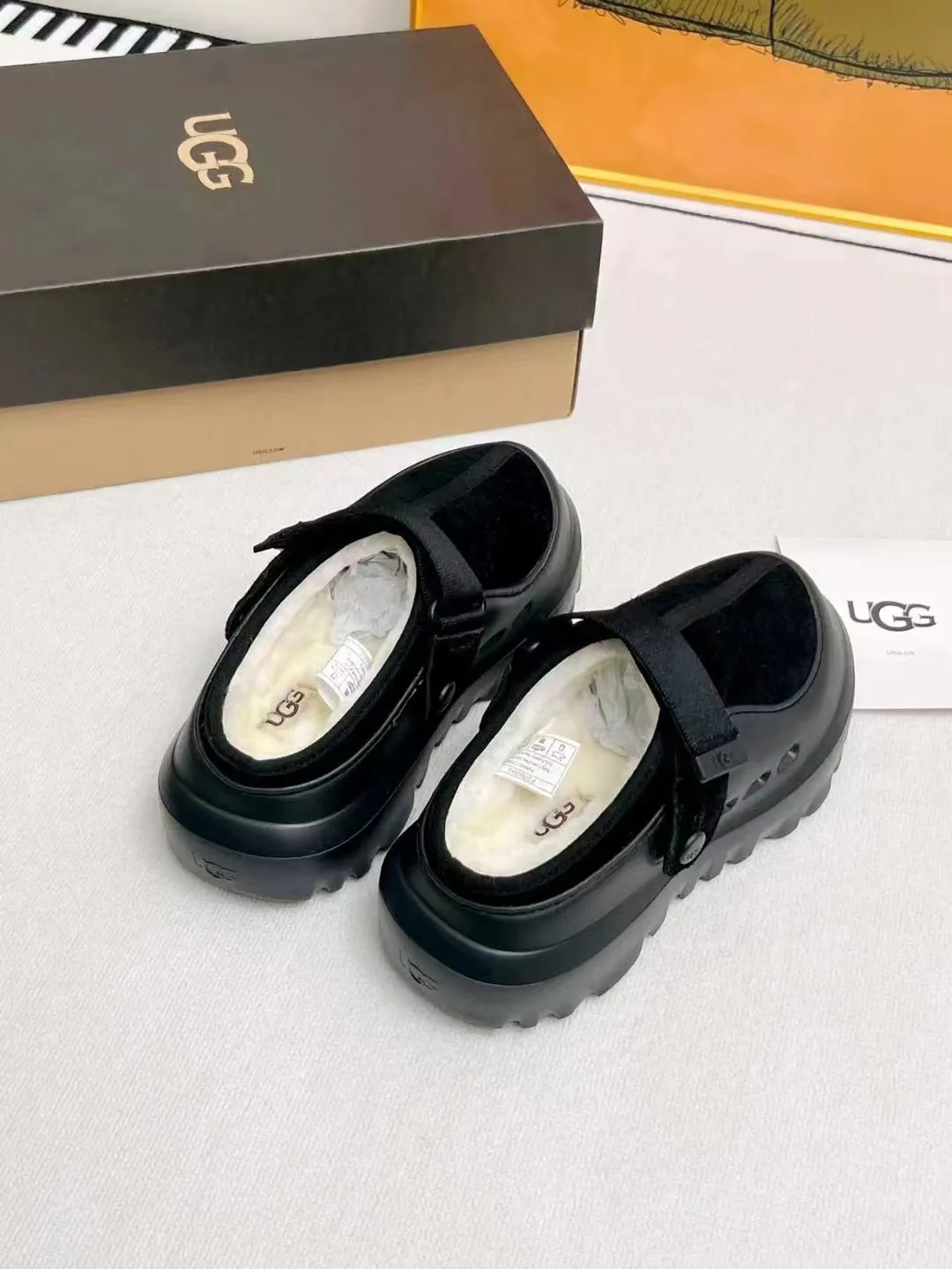 Factory price 560💰 (same style for men and women) 🌸UGG 2025 new small potato, half drag and one kick to unlock the relaxed feeling, lightweight and thin sole, always light and fashionable, casually walking out of a new style, it feels very UGG, classic suede with soft wool lining insole, rubber foam outsole, hot stamped logo ✅Color: bright green, bright yellow, maroon, black ✅Number of codes: 35 to 45 (synchronized with the official website)
